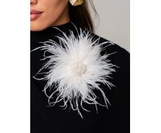 Брошь из натуральных перьев и бусин