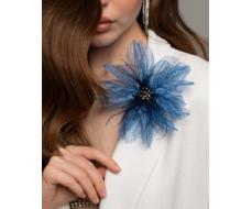 Брошь из органзы, страусиых перьев и бусин