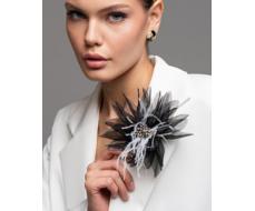 Брошь из органзы, страусиых перьев и бусин