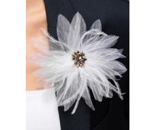 Брошь из органзы, страусиых перьев и бусин