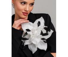 Премиальная Брошь с проволокой в шелковых лепестках и перышками