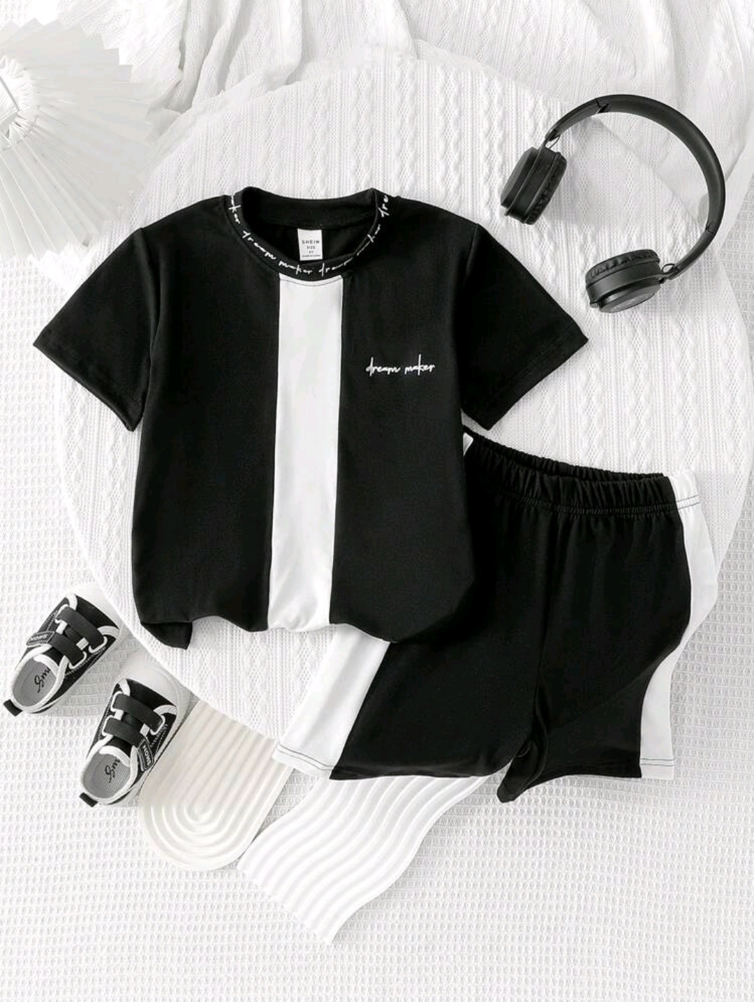 Комплект SHEIN Young Boys' Colorblock Minimalist Small Letter Print Short Sleeve T-Shirt And Shorts Set For Summer