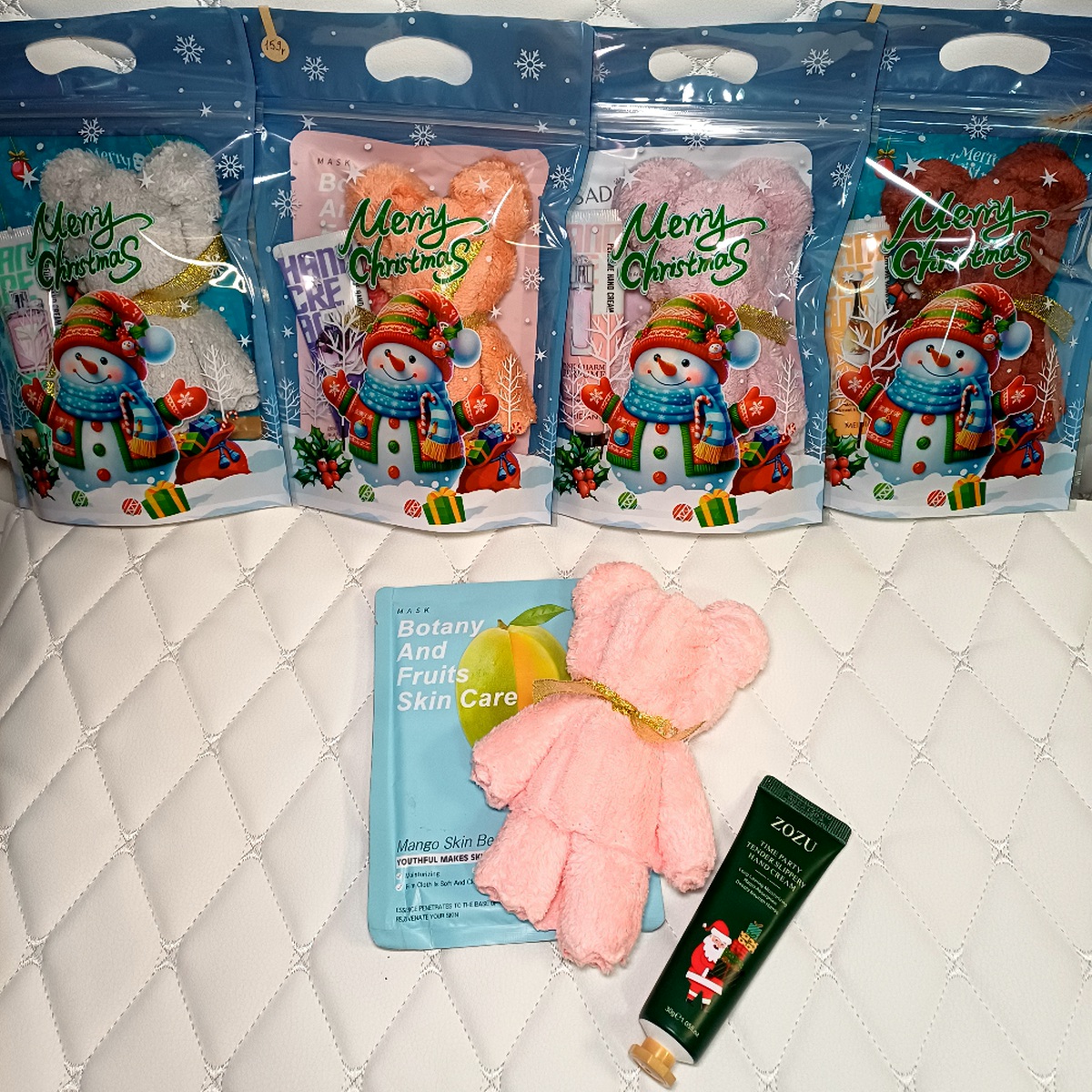 Набор: полотенце-мишка, парфюмированный крем для рук, тканевая маска для лица, подарочный пакетик