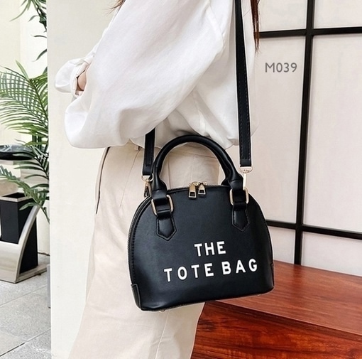 РАСПРОДАЖА! Цена 250 руб. Размер 22*19 см Материал Эко кожа ► количество отделений: одно ► вид застежки: молния ► в комплекте: плечевой ремешок, длинна регулируется