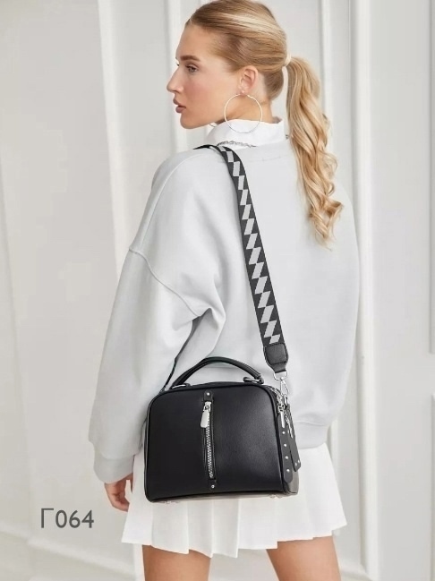 Цена 650 руб. Размер 25*19 см Материал ЭКО кожа премиум - качества ► в комплекте: два плечевых ремня, длина регулируется ► количество отделений - два ► вид застежки: молния ► карманы: три внутренних кармана, два из них на молнии; два внешних кармана на мо