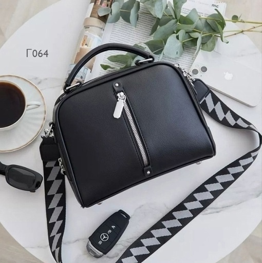 Цена 650 руб. Размер 25*19 см Материал ЭКО кожа премиум - качества ► в комплекте: два плечевых ремня, длина регулируется ► количество отделений - два ► вид застежки: молния ► карманы: три внутренних кармана, два из них на молнии; два внешних кармана на мо