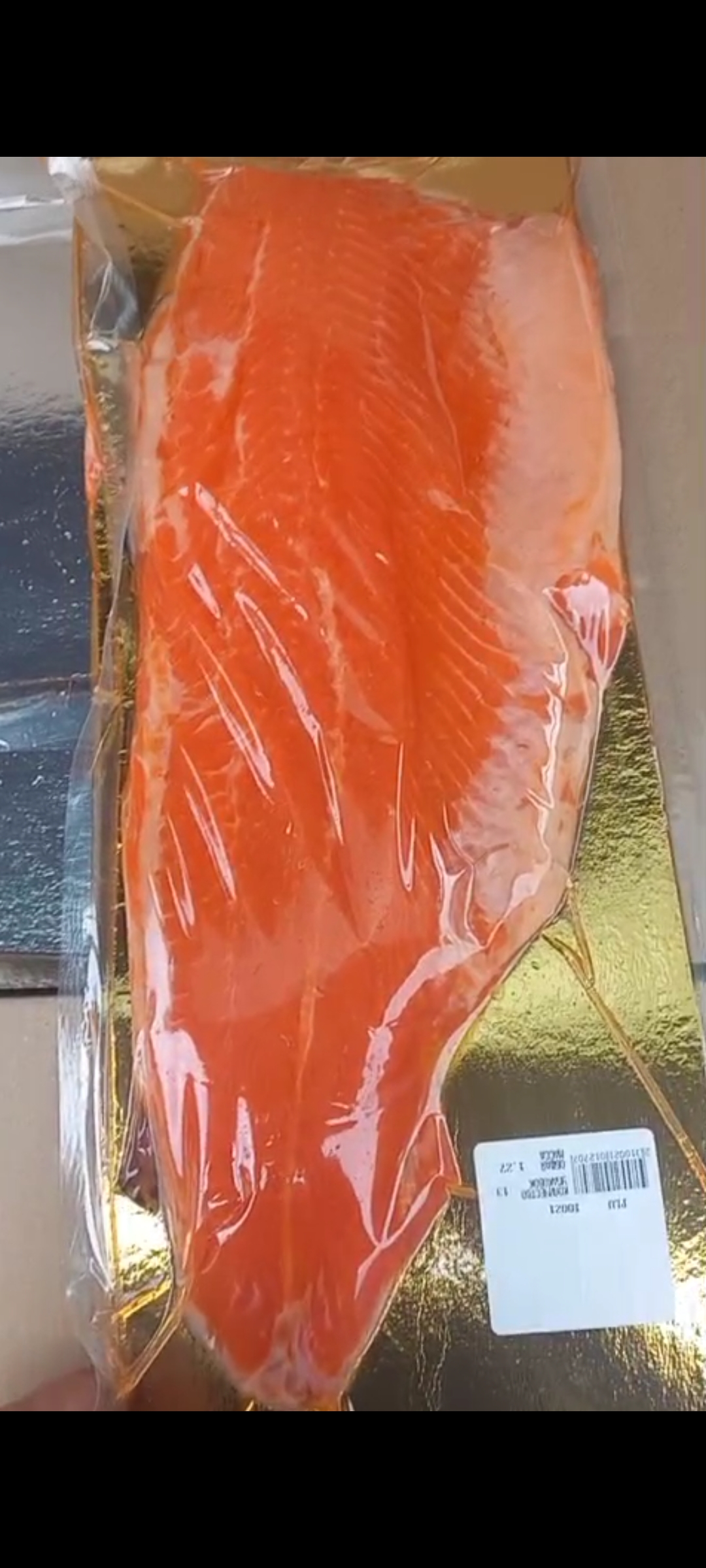 Слабосоленая форель, половинка вес примерно 1.2-1.4 из свежего сырья