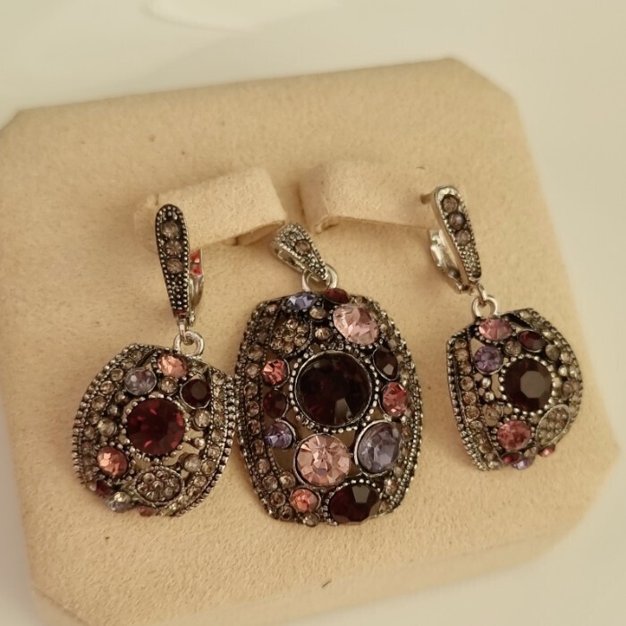 Комплект ювелирной бижутерии коллекция Дубай серьги и кулон покрытие посеребрение вставка фианиты цвет фиолетовый розовый и графитовый