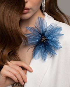 Брошь из органзы, страусиых перьев и бусин