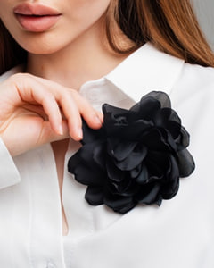 Брошь из шелка