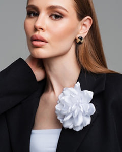 Брошь из шелка