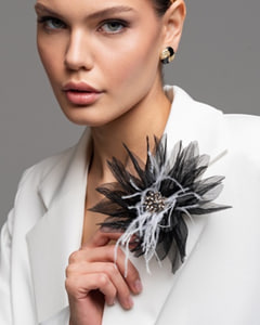 Брошь из органзы, страусиых перьев и бусин