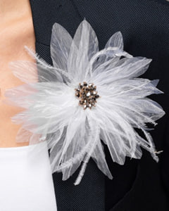 Брошь из органзы, страусиых перьев и бусин