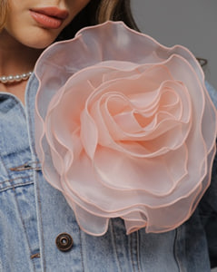 Большая брошь роза из органзы