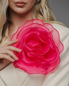 Большая брошь роза из органзы