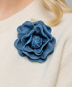 Роза камелия из денима