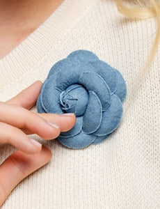 Роза камелия из денима