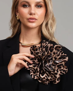 Большой цветок из шелка гофре