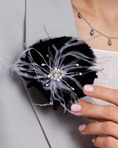 Брошь из натуральных перьев