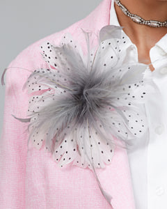 Брошь из натуральных перьев