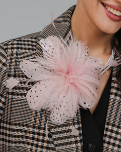 Брошь из натуральных перьев