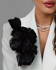 Брошь из натуральных перьев