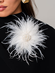 Брошь из натуральных перьев и бусин