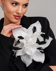 Премиальная Брошь с проволокой в шелковых лепестках и перышками