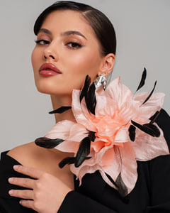 Премиальная Брошь с проволокой в шелковых лепестках и перышками