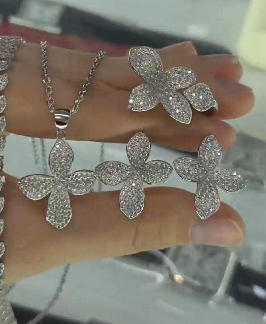 Без браслета, без цепи. Комплект из серебра 925.пробы.