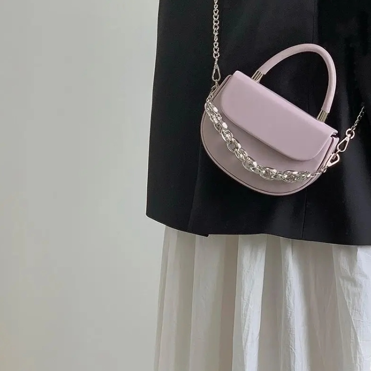 Сумка кросс - боди добавит и женственному и молодежному образу неповторимый стиль и привлекательность