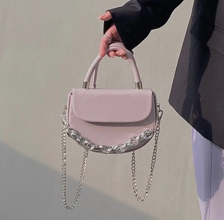 Сумка кросс - боди добавит и женственному и молодежному образу неповторимый стиль и привлекательность