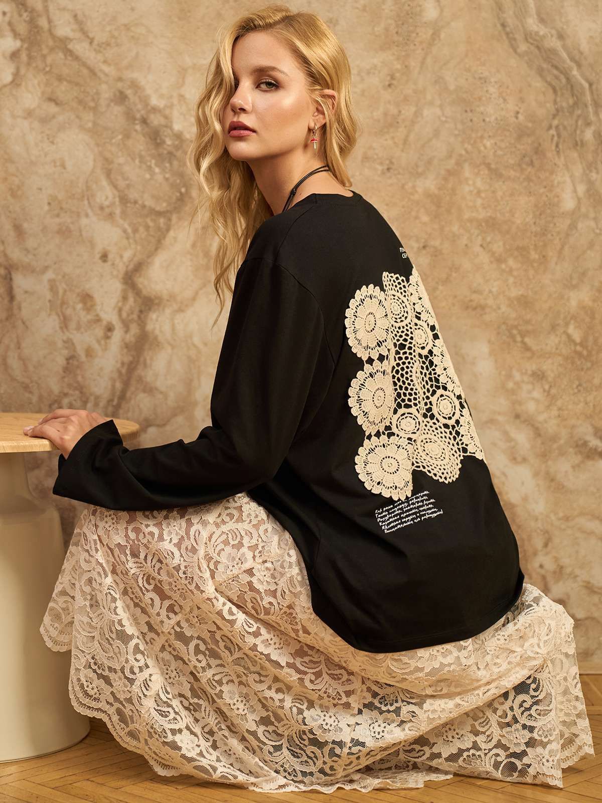 Лонгслив с кружевом на спине LKX001