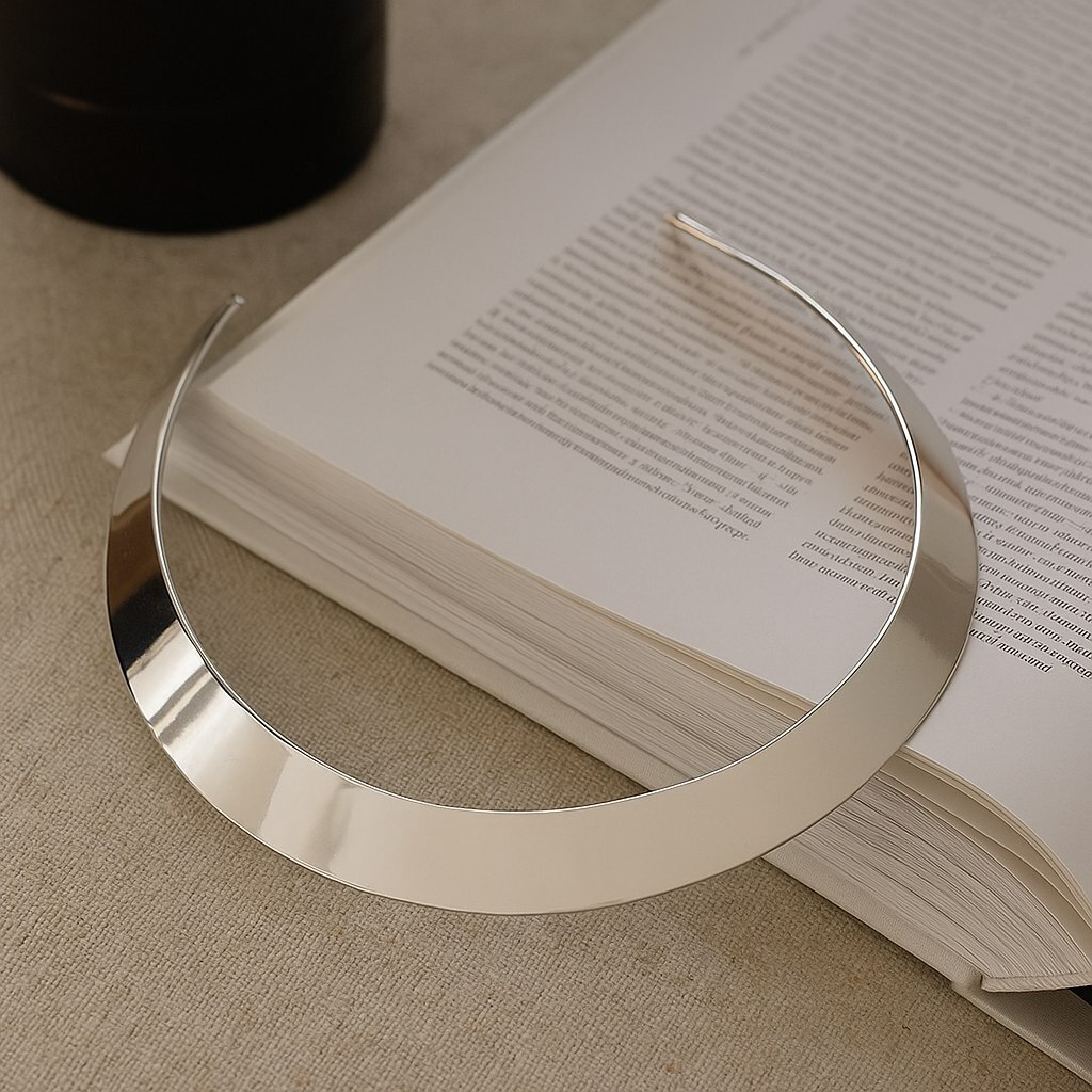 Колье жесткое металлическое цвет серебристый