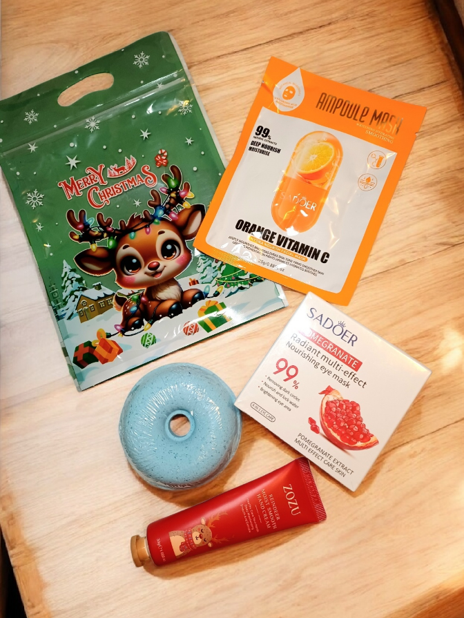 Пристрой) в наличии 299 руб. Набор - бомбочка для ванны, гидрогелевые патчи, крем доя рук, маска, пакетик.