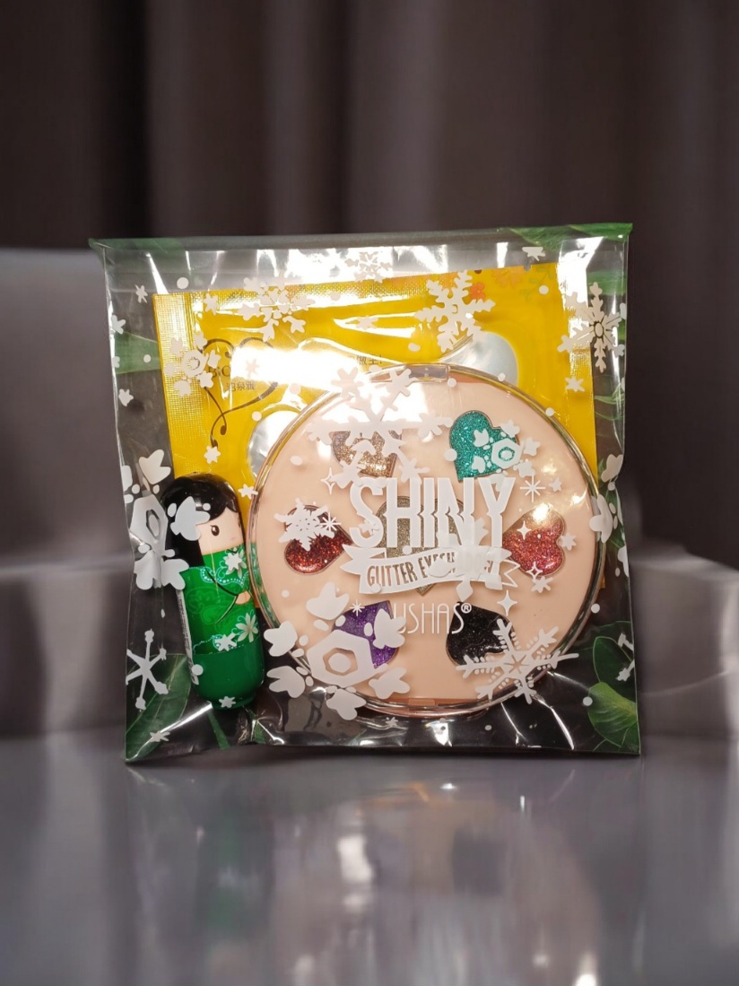 Подарочный набор - тени глиттер для век, бальзам для губ японская матрешка. Патчи для век